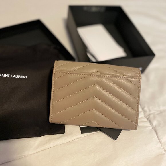 Saint Laurent Cassandre Matelassé Small Envelope Wallet in Dusty Grey - Picture 5 of 12